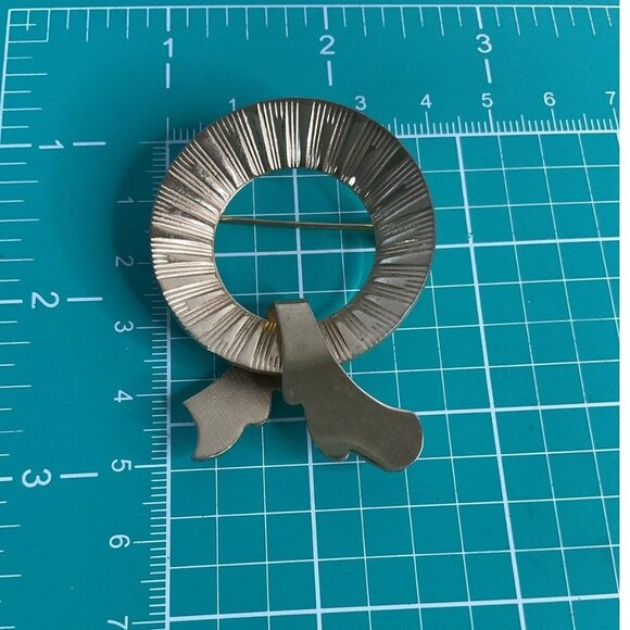 Vintage Gold-Tone Brooch With Abstract Design - Picture 3 of 3